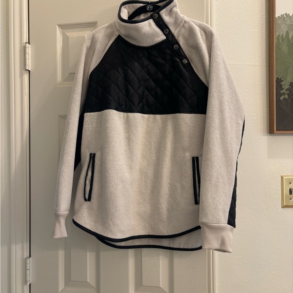 Abercrombie & Fitch Tops - Abercrombie & Fitch Black and Cream Quilted Jacket